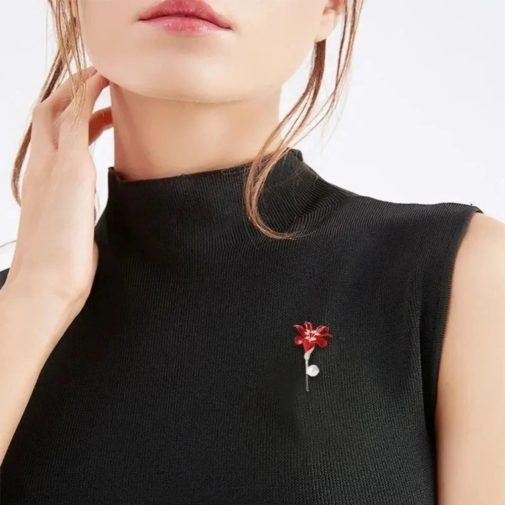 VQ Flower Brooch - Picture 4 of 7
